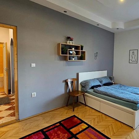 Lovely central apartment with free parking, Központhoz közeli 2 szép szobás lakás Győr Exterior foto
